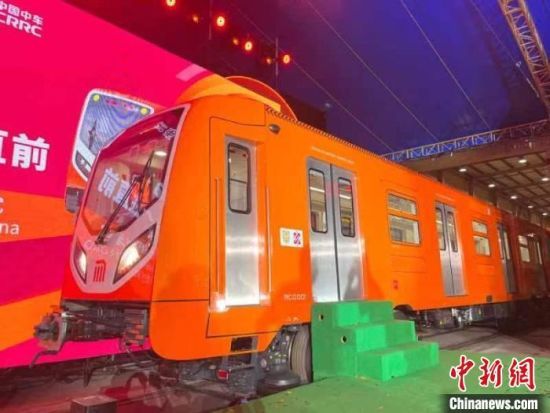 墨西哥城地铁1号线整体现代化工程“系统+”项目首列车18日晚竣工亮相。　中车株洲电力机车有限公司供图