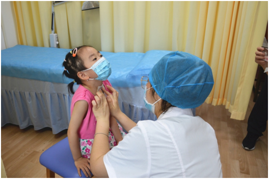 医生在为居民进行敷贴