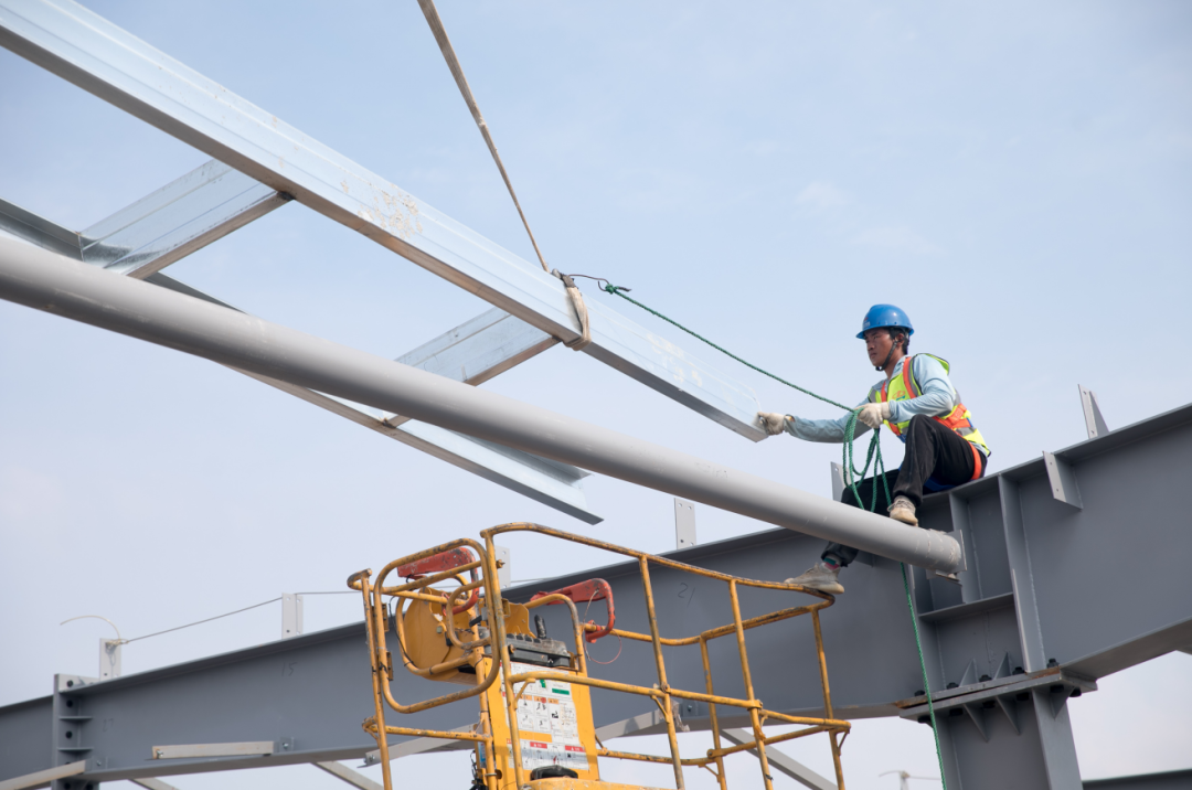 文明典范城市创建一带一帽撑起施工人员安全保护伞