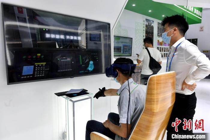 图为市民体验VR模拟驾驶地铁列车。　吕明 摄