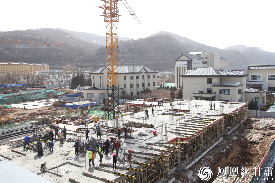 泾川瑶池温泉康养小镇项目正在施工中 甘肃城乡发展集团供图