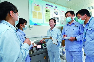 张建丽和创新工作室成员进行课题研究