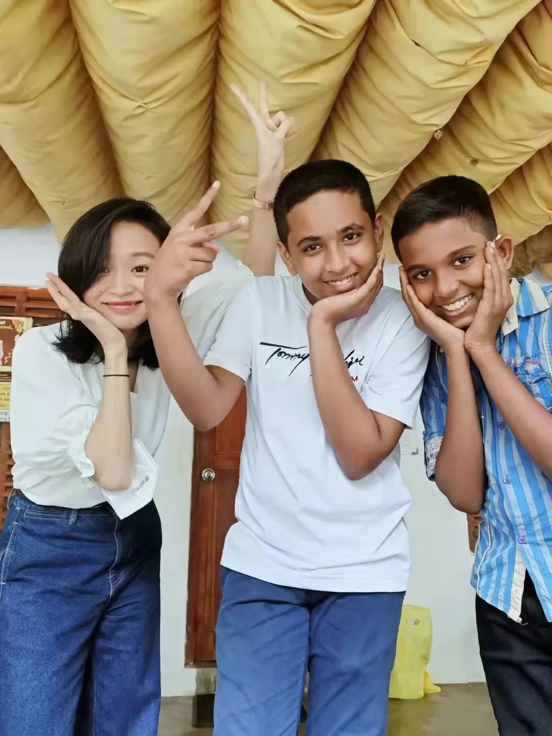 杨诗源和两个13岁的斯里兰卡男孩。（受访者供图）