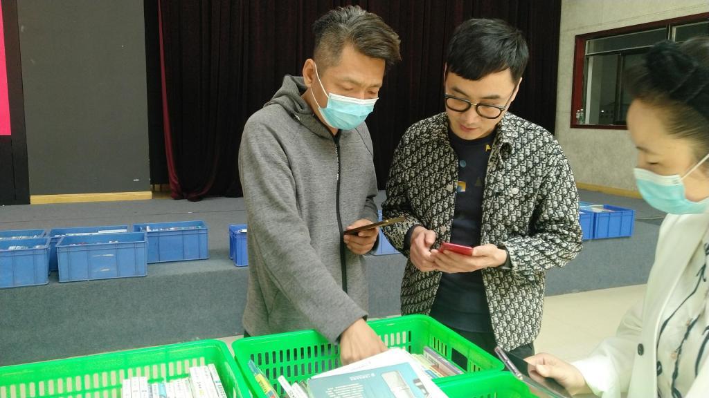 传媒学院播音系主任尚勇老师咨询展出教材情况