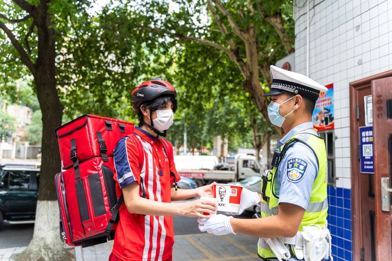 肯德基红骑士惊喜桶,为烈日下努力的你加油