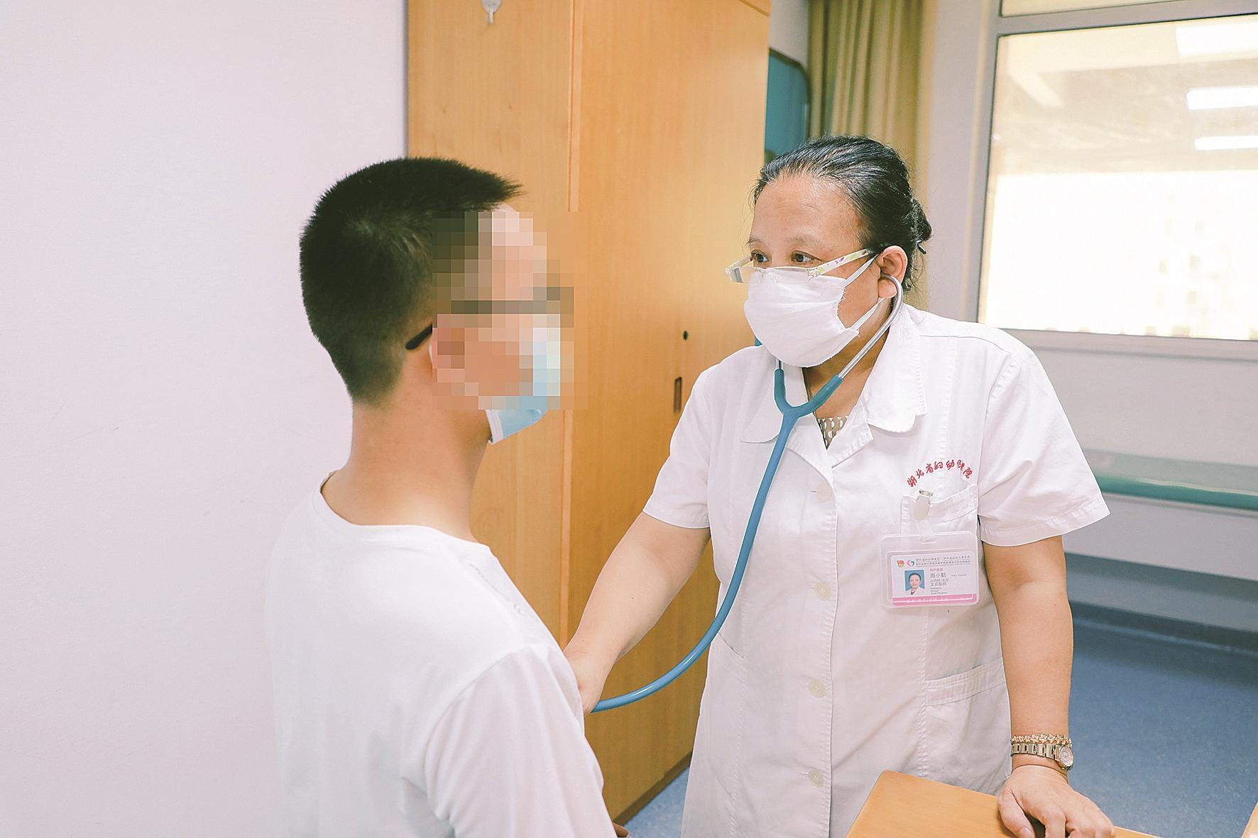 周小勤主任给林凯复诊 通讯员供图