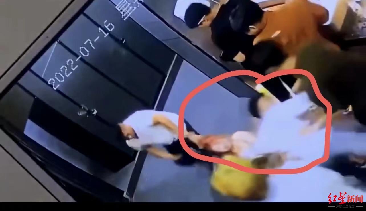 网传视频截图,红圈中白衣男子为小马。 红星新闻 图