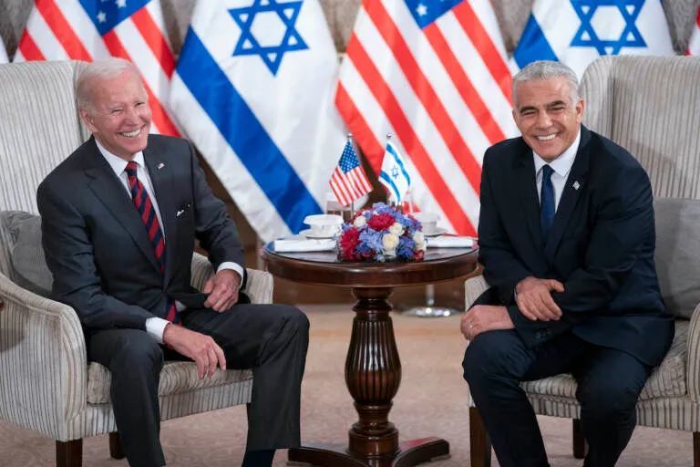 2022年7月14日，美国总统拜登（左）和以色列总理拉皮德（右）在耶路撒冷会晤后向媒体发表讲话。图自：AP