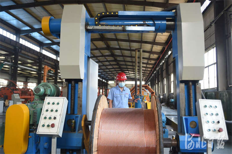近日，位于河北省宁晋县的邢台鑫晖铜业特种线材有限公司工人在加工高铁专用线缆。
