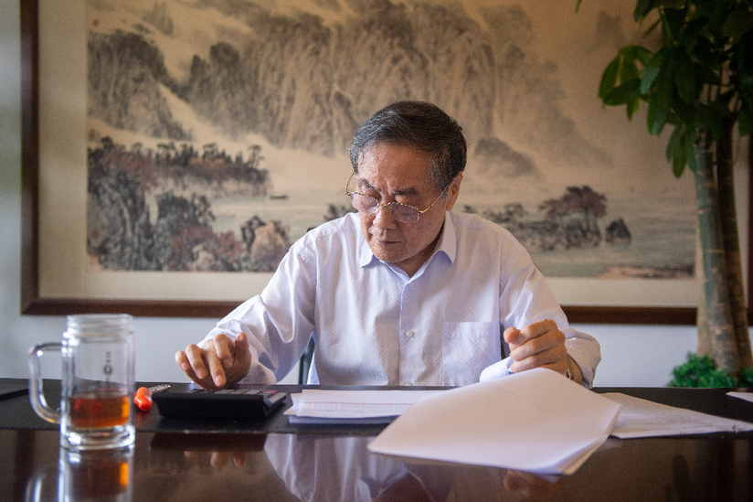 6月6日,宗庆后在办公室内工作.