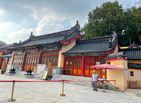 7月22日下午，玄奘寺正殿门口围起了隔离带，有专人看管。本文图均为澎湃新闻记者 王奕澄摄