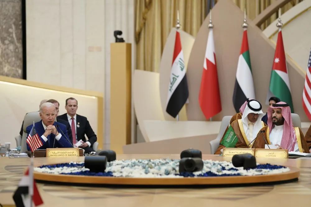 2022年7月16日，在沙特阿拉伯吉达，美国总统拜登和沙特王储穆罕默德·萨勒曼（最右）出席“安全与发展”峰会。图自：AP