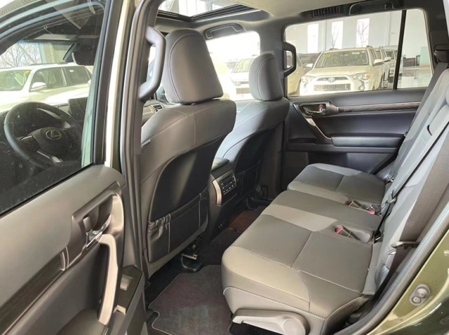 雷克萨斯gx460的内饰十分的奢华,皮革材质裱起来的木质仪表盘是内饰的