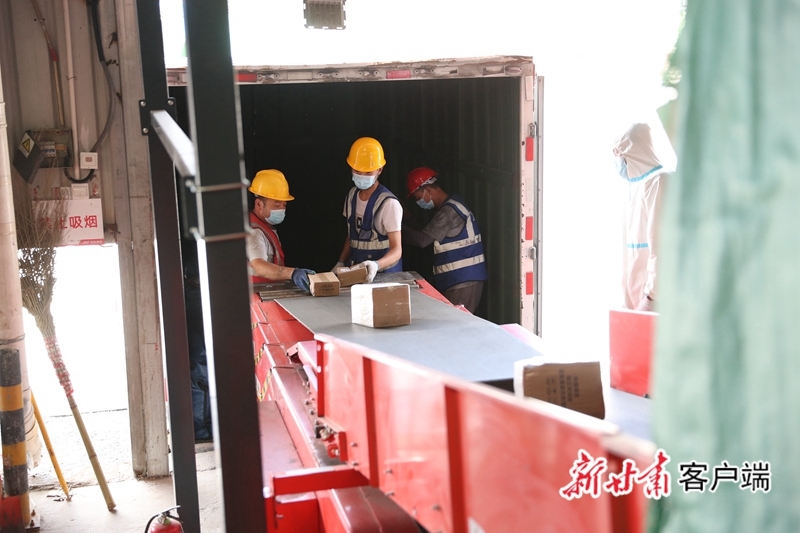 极兔速递转运中心的自助消毒传输设备