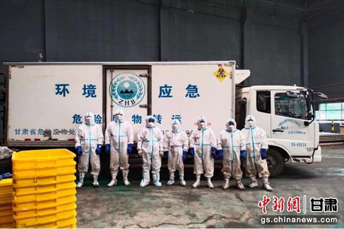 图为金创绿丰防疫人员开展医疗废物清运。