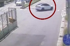 林志颖父子车祸现场视频曝光 从中间车道径直撞向指示杆