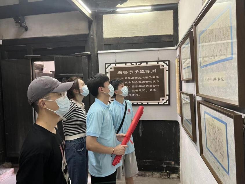 (实践团成员们在向革命先辈们的大无畏精神致敬。图片均由通讯员 提供)