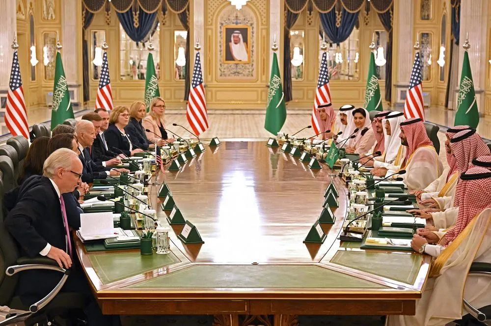 7月15日 ，在吉达的阿萨拉姆王宫，美国总统拜登与沙特王储萨勒曼举行会谈。图自：AFP