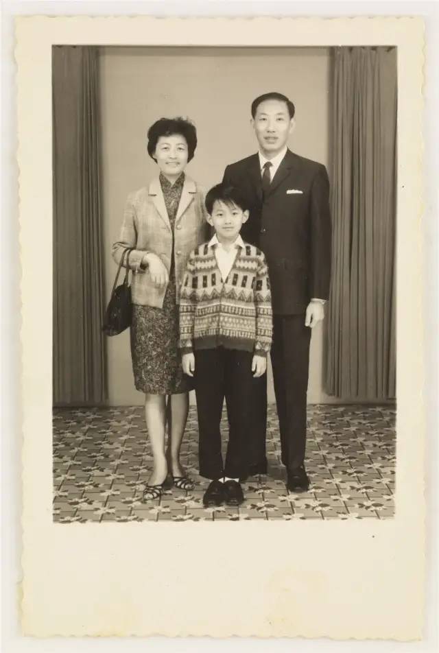 童年时期的王家卫与父母在上海合影
