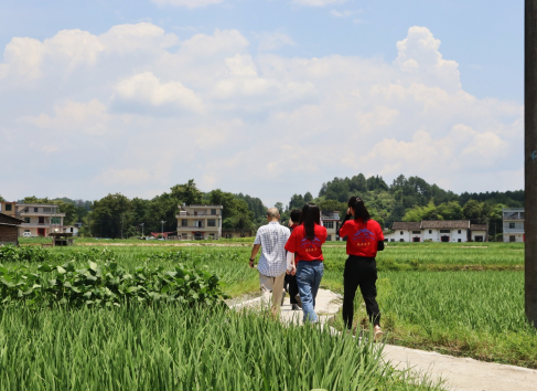 实践队前往老乡家中开展远程会诊活动。黎章旺 摄