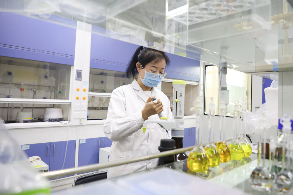 技术人员进行中药材农药残留量检测 新华社记者 马希平 摄