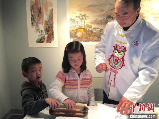 图为邰立平现场指导儿童体验制作年画。 受访者供图