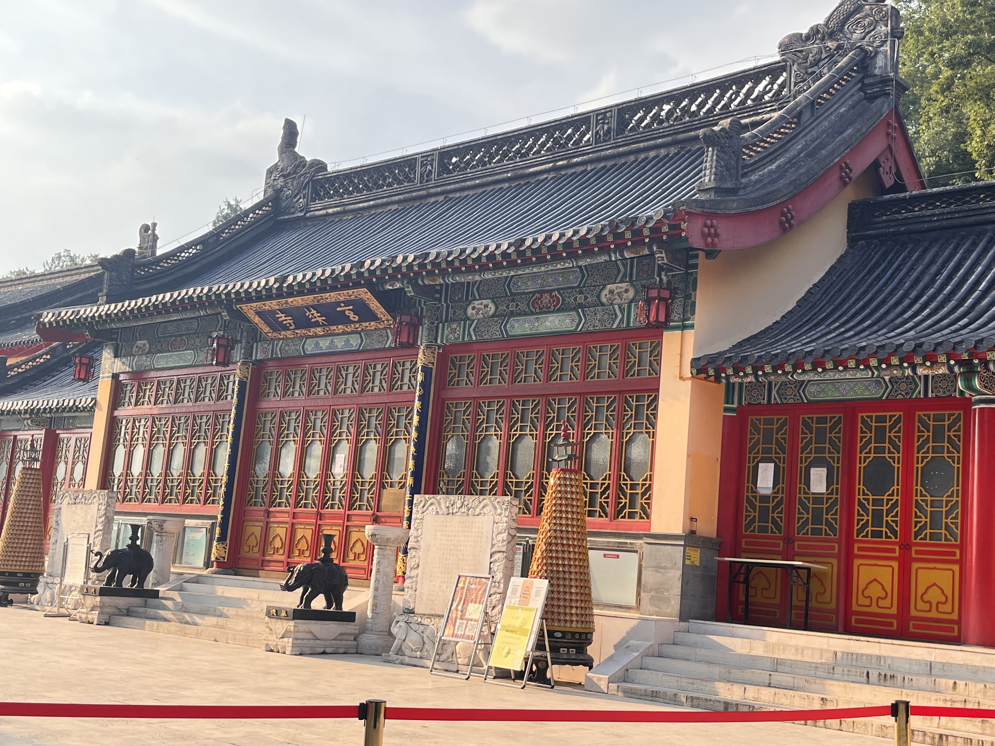 从九华山公园南门入口顺着台阶走到玄奘寺平台,一条安全线将寺庙正门