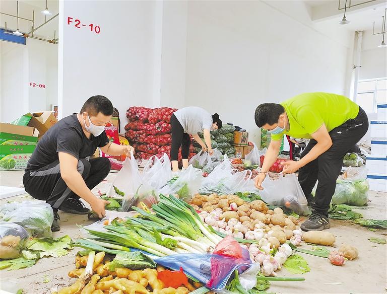 工作人员分拣打包蔬菜包 新甘肃·甘肃日报记者 石丹丹 摄
