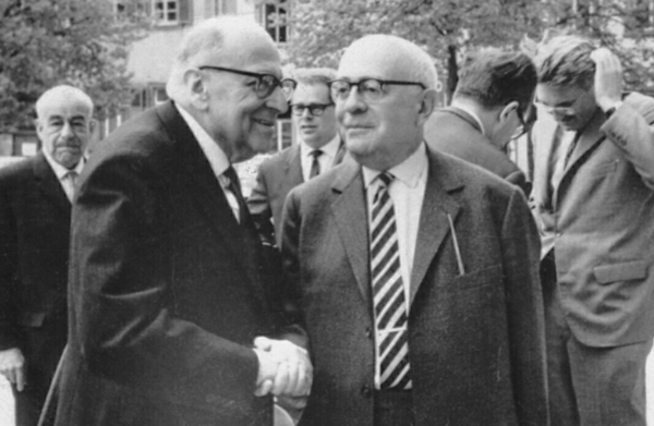 霍克海默（左）与阿多诺。霍克海默是法兰克福学派的创始人，阿多诺则是该学派初期的代表人物