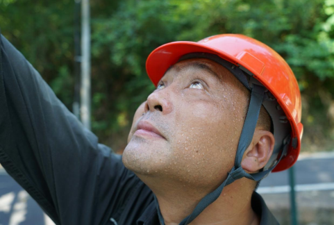 高温下的坚守游走在高压线上的火花骑士