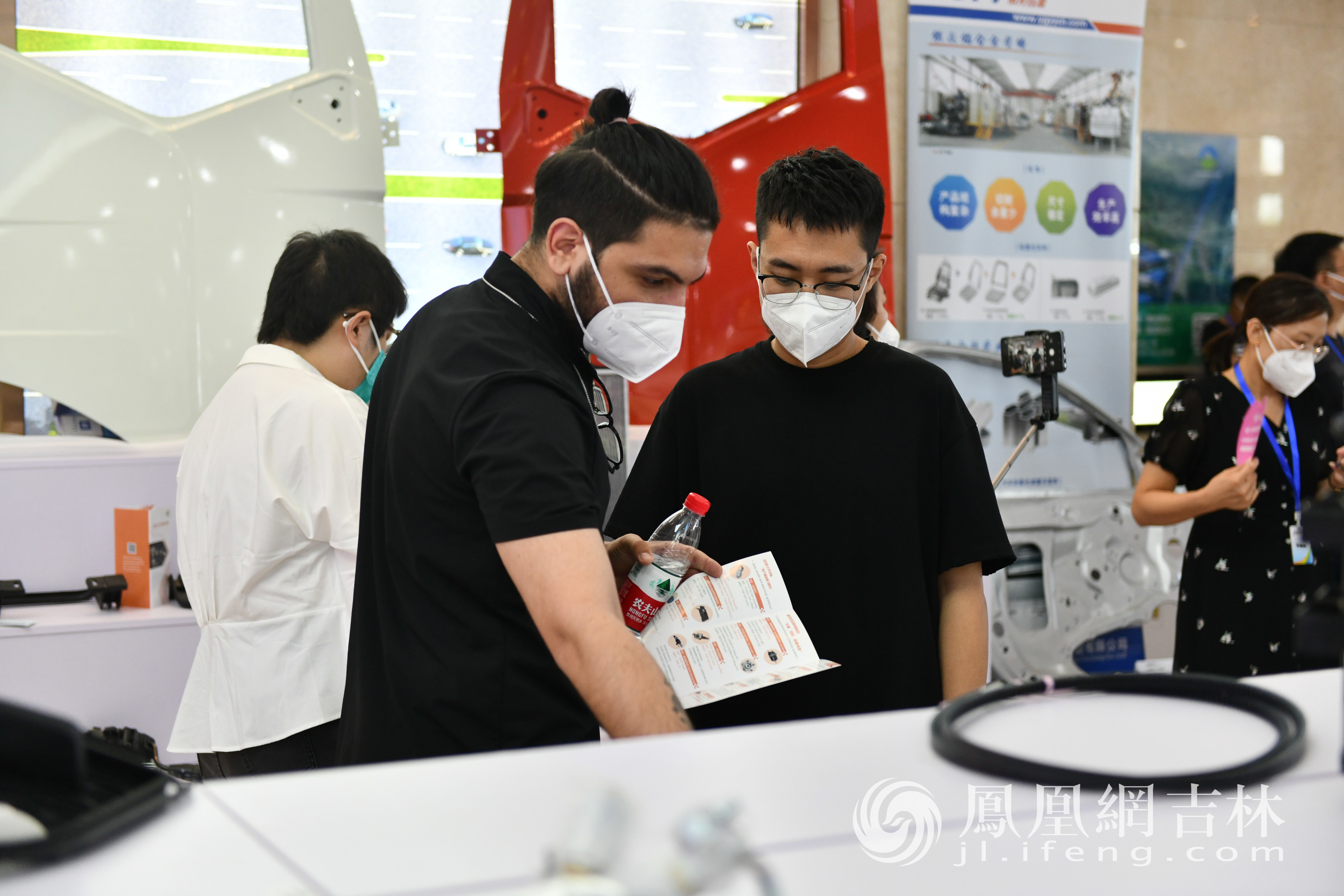 参展商和采购商洽谈、采购。凤凰网吉林 梁琪佳摄