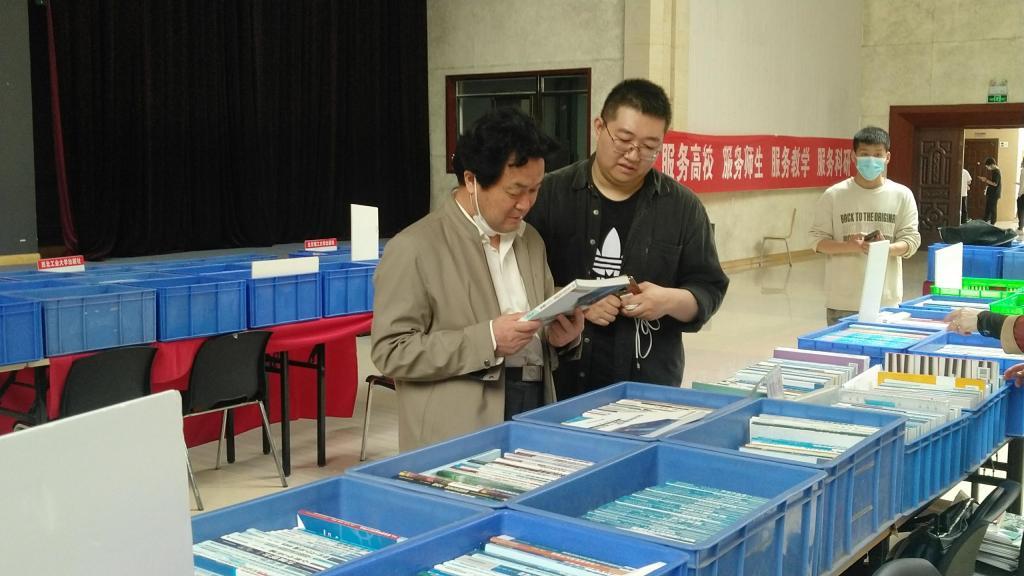 建筑与艺术设计学院王虎副院长与出版社交流