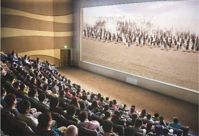 游客在莫高窟数字展示中心观看主题电影《千年莫高》