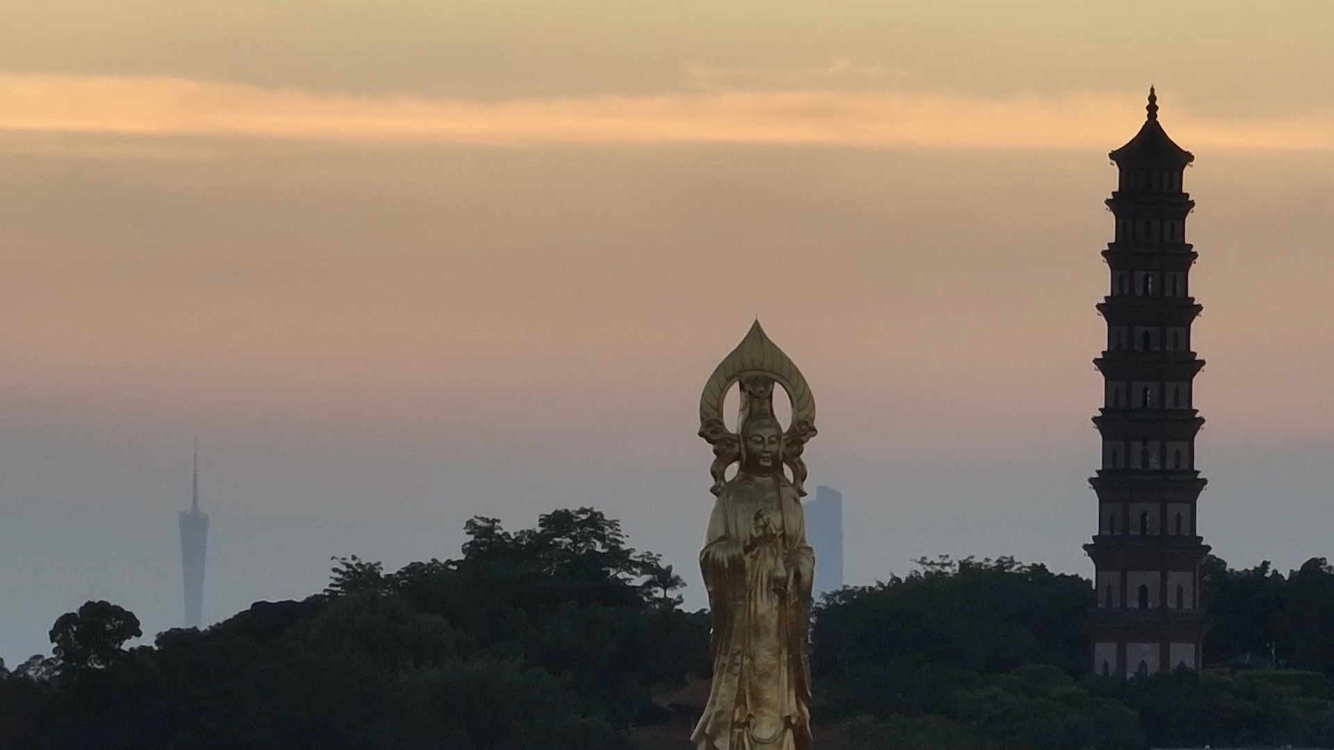广州塔与莲花山观音像梦幻同框，两者相隔23公里