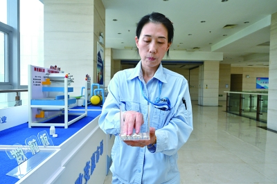 张建丽在工作中研制出精确药品数量的小盒