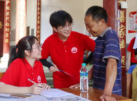 实践队成员了解村民情况，进行健康档案筛查。黎章旺/摄