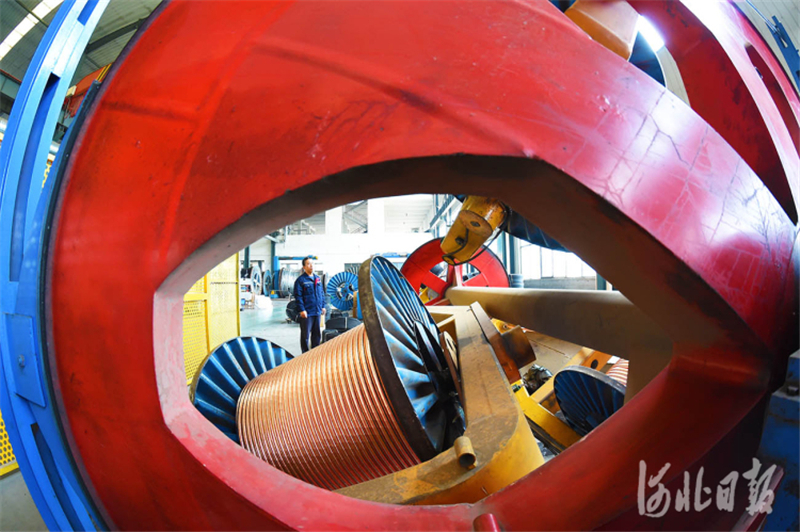 近日，河北省宁晋县佰汇电缆有限公司工人在线缆生产线巡检。河北日报记者赵永辉摄