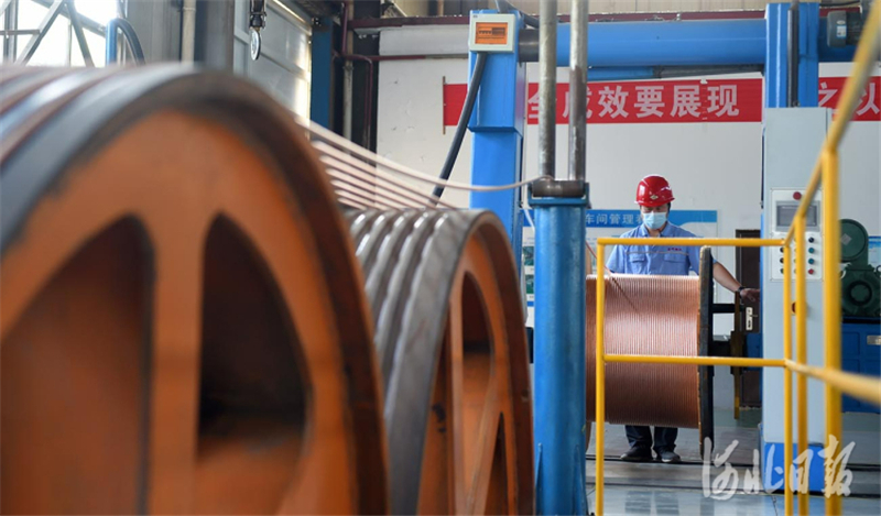 近日，位于河北省宁晋县的邢台鑫晖铜业特种线材有限公司工人在加工高铁专用线缆。鑫晖铜业是国家电气化铁路与城市轨道交通接触网材料的专业生产厂家，与高校、科研院所共同研制生产的高强高导铬锆铜接触线和承力索，在接触网导线领域处于国际领先水平。河北日报记者赵永辉摄