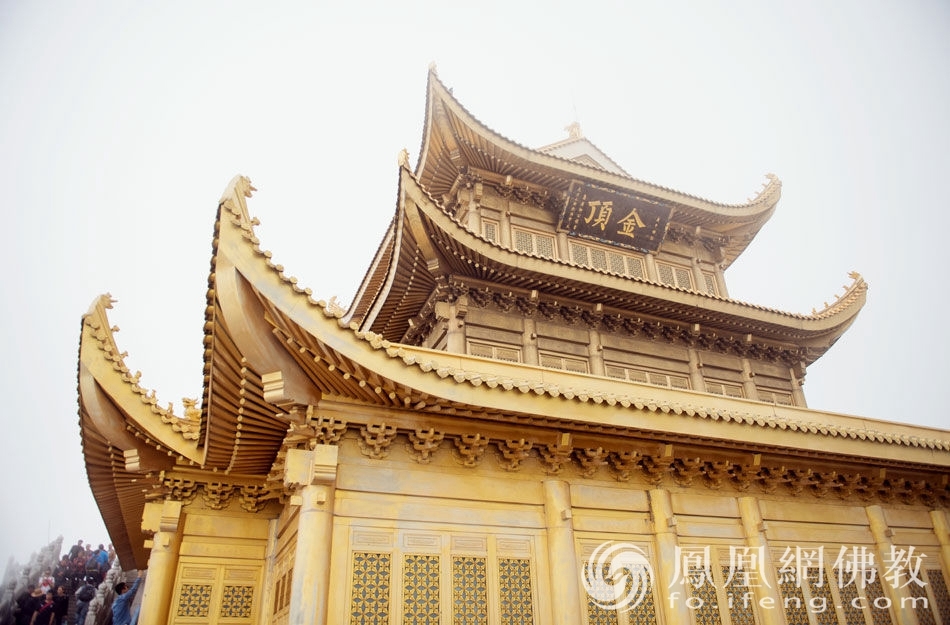 峨眉山金顶(图片来源:凤凰网佛教 摄影:丹珍旺姆)