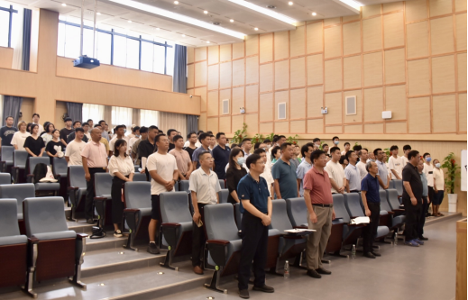 全体起立，奏唱国歌。