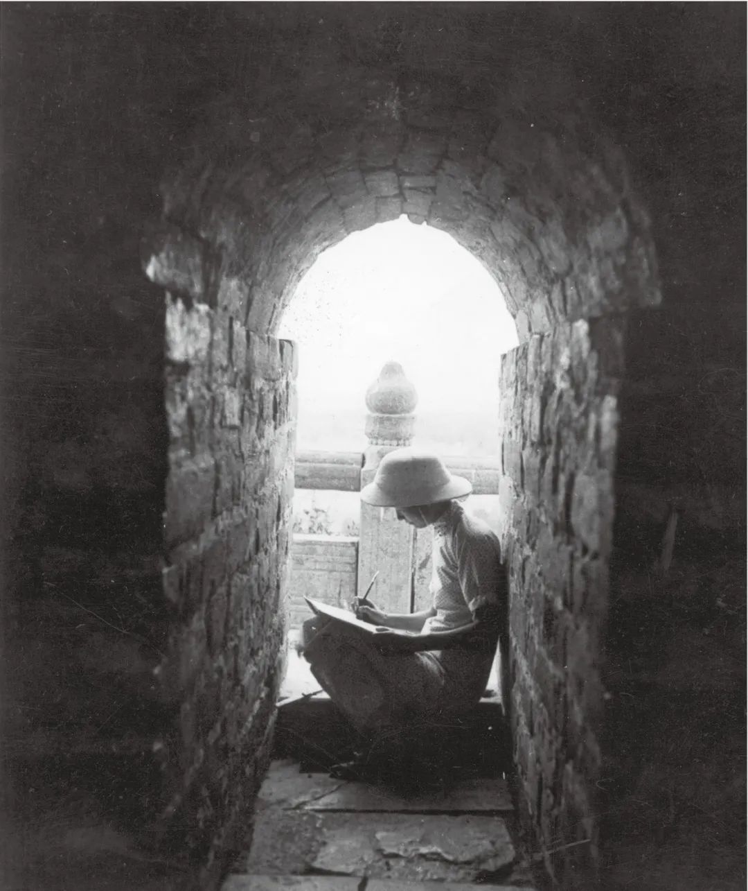 1936年，在山东测绘滋阳兴隆寺塔（中国营造学社纪念馆提供）