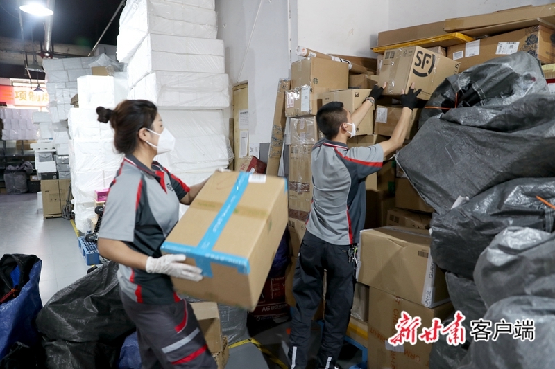 顺丰速运营业点员工正在整理快件