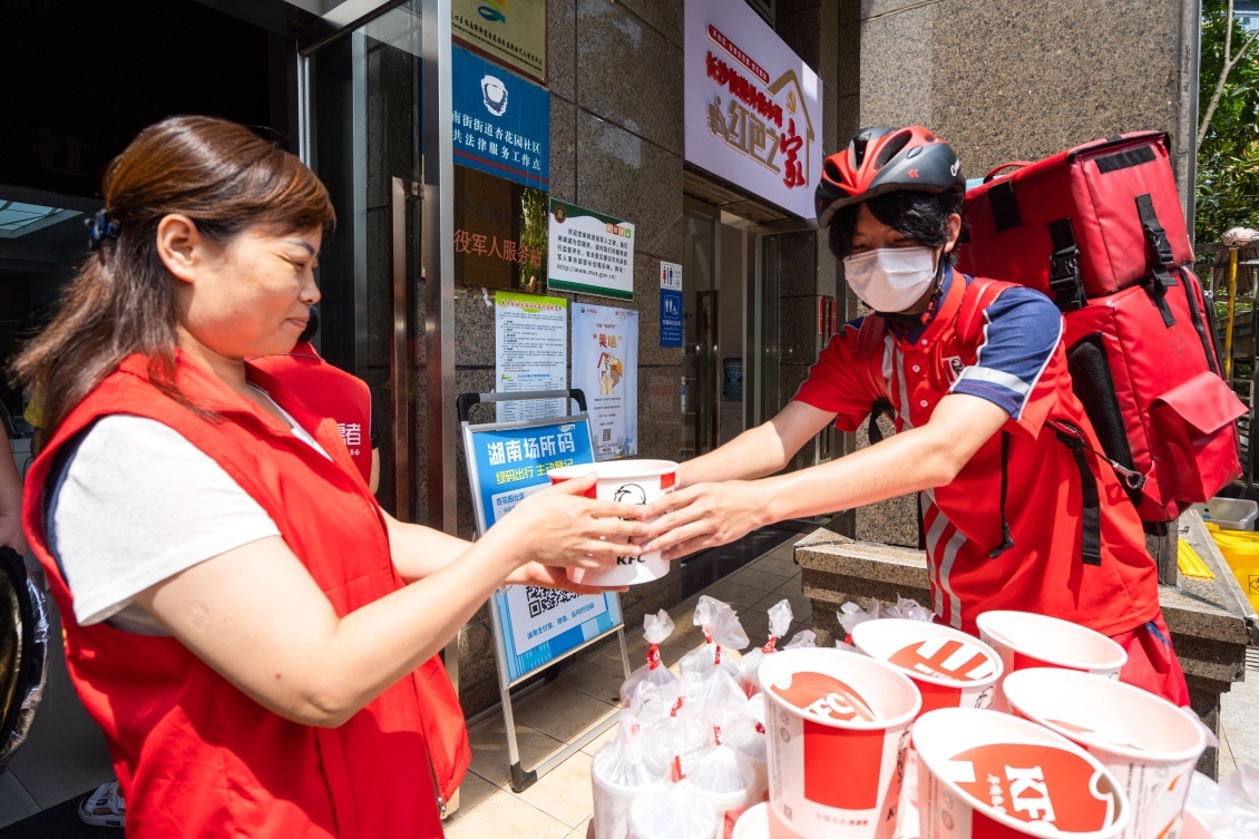 (红骑士为社区基层工作人员送去夏日惊喜)