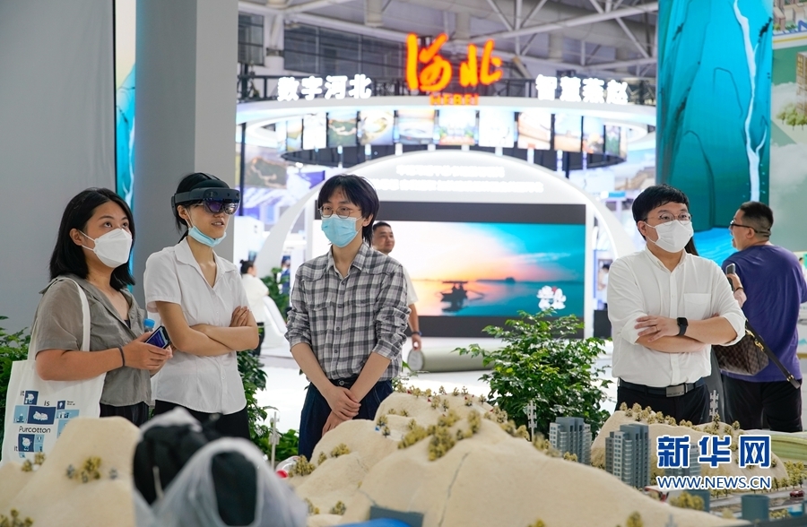 展商布展 新华网 蒋巧玲 摄