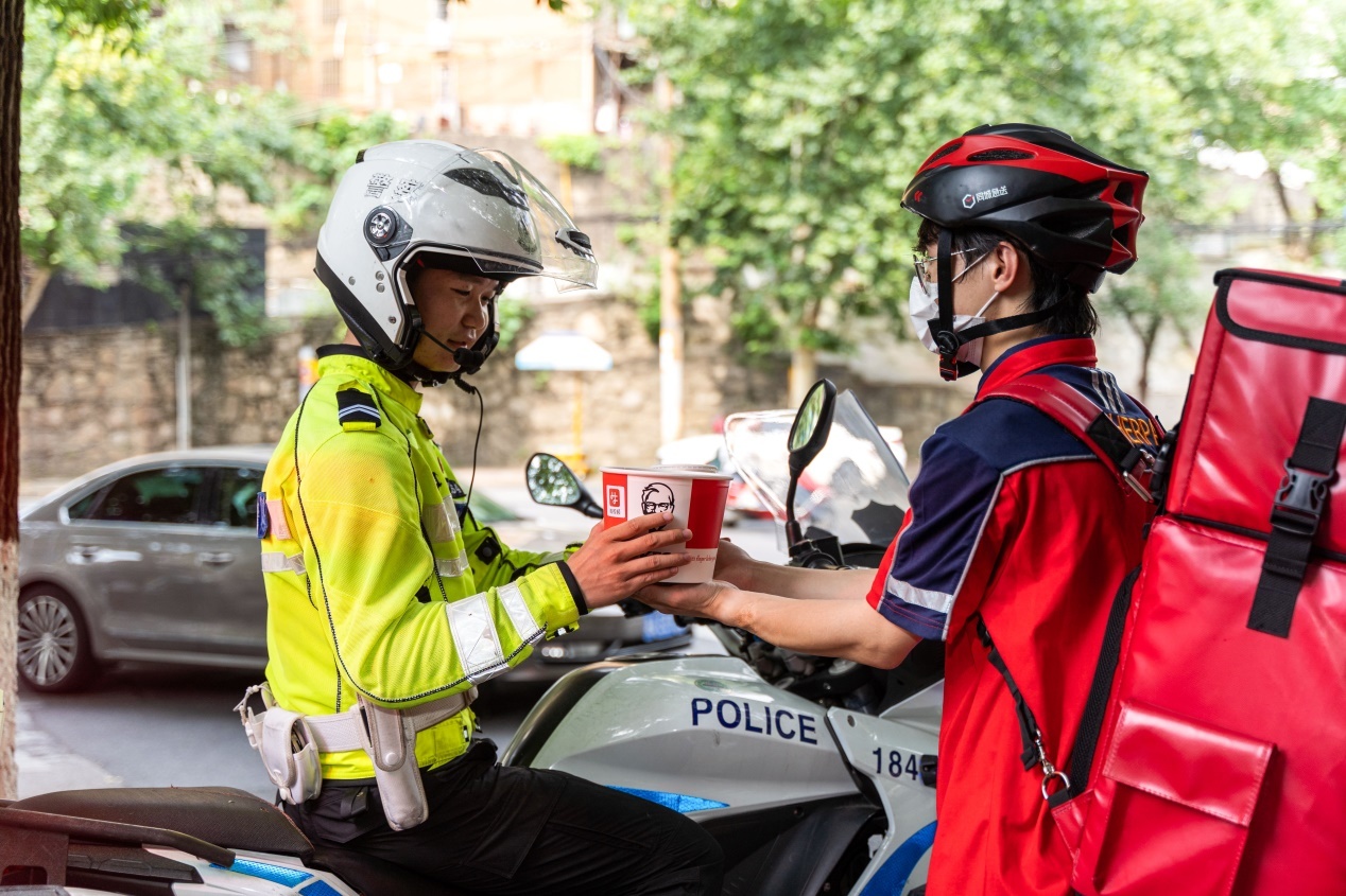 (感谢高温下的“汗”卫者,红骑士为交警同志送清凉)