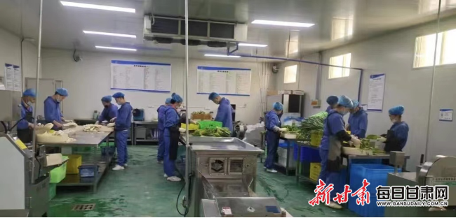 净菜车间加班加点赶工保障“疫”线用餐