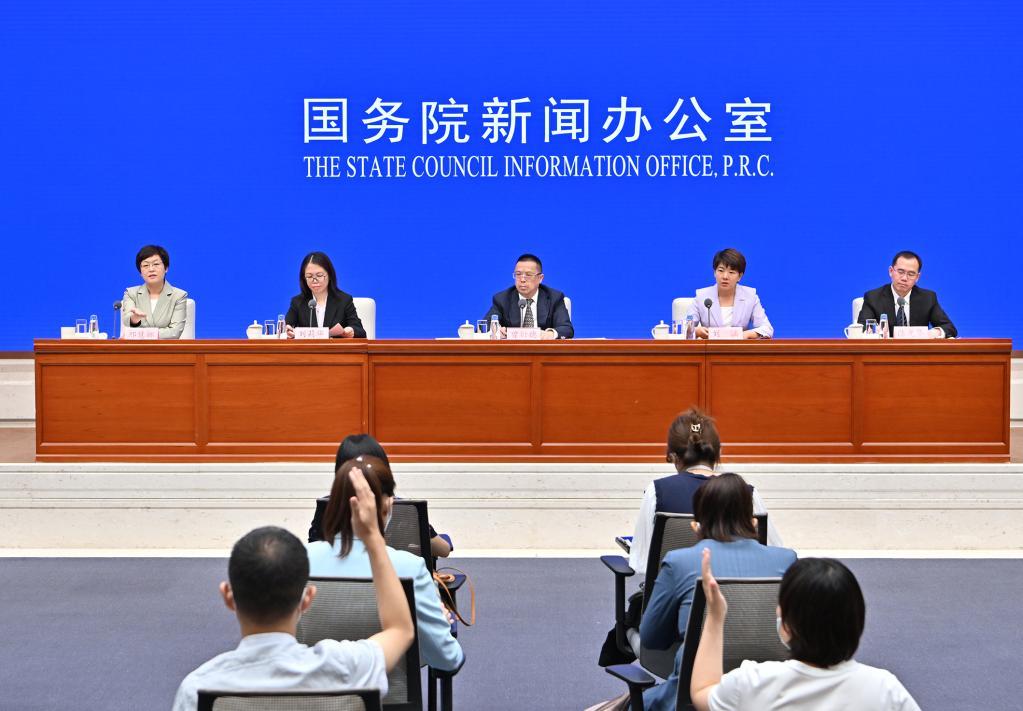 7月20日，国务院新闻办公室举行新闻发布会，请农业农村部总农艺师、发展规划司司长曾衍德；农业农村部市场与信息化司负责人刘涵；种植业管理司负责人刘莉华；畜牧兽医局负责人陈光华介绍2022年上半年农业农村经济运行情况，并答记者问。新华社记者 李鑫 摄