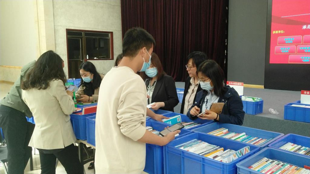 各专业教师积极登记、领取展出样书