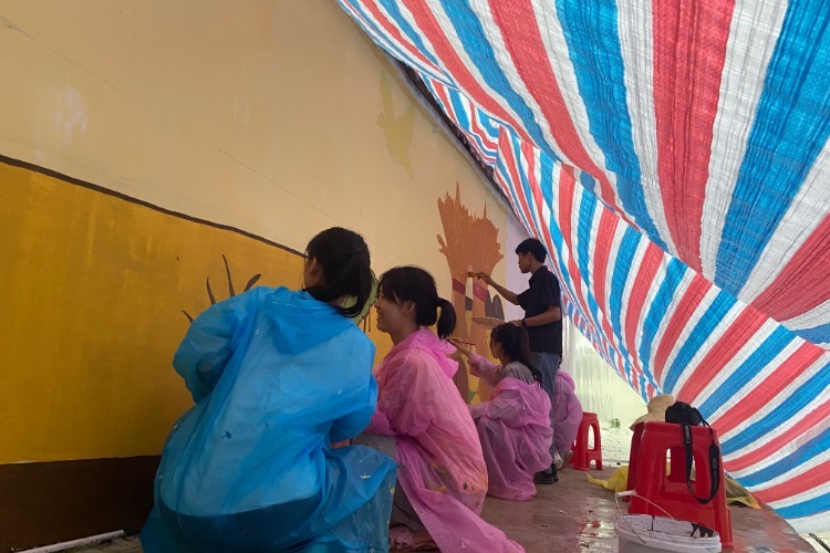 党建助力乡村振兴 江西师大科技学院大学生暑期实践队巧手绘秀美乡村