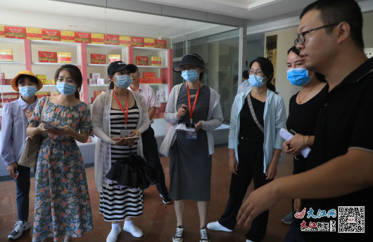 采访团成员来到江西半边天药业有限公司(舒言诚/摄)
